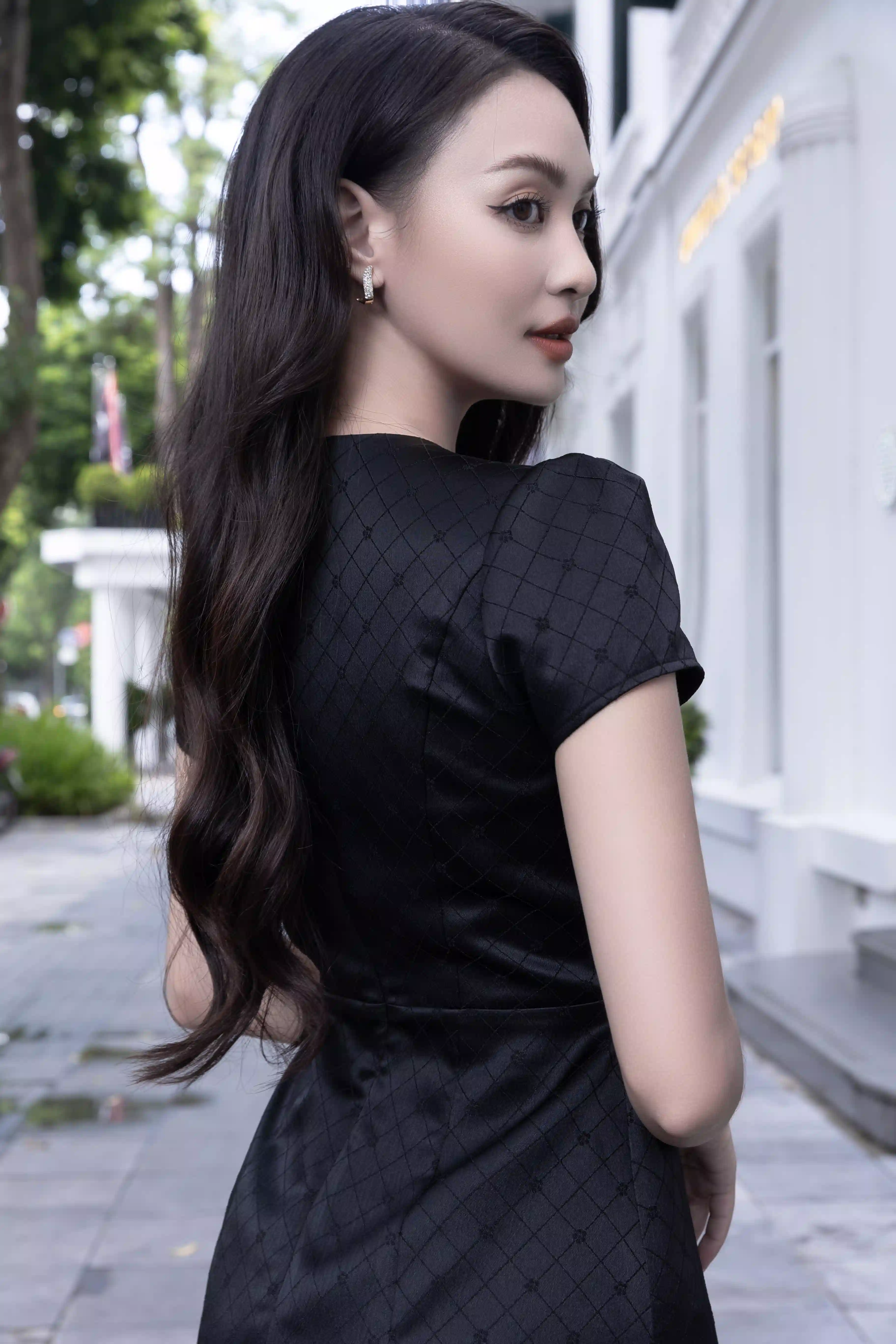 Đầm liền công sở dáng A Evelyn Dress gấm thêu nổi sang trọng