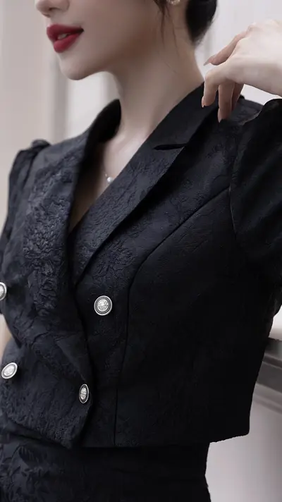 Áo blazer dáng crotop Ive Shirt gấm hoa rập nổi